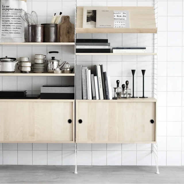 String Regal mit Schrank mit Schiebetüren in Esche – String Furniture Regalsystem