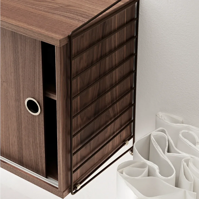 String Regal mit Schrank mit Schiebetüren in Walnuss – String Furniture Regalsystem