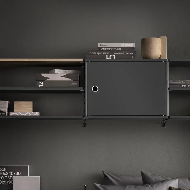 String Regal mit Schrank mit Schwenktür in Dunkelgrau – String Furniture Regalsystem