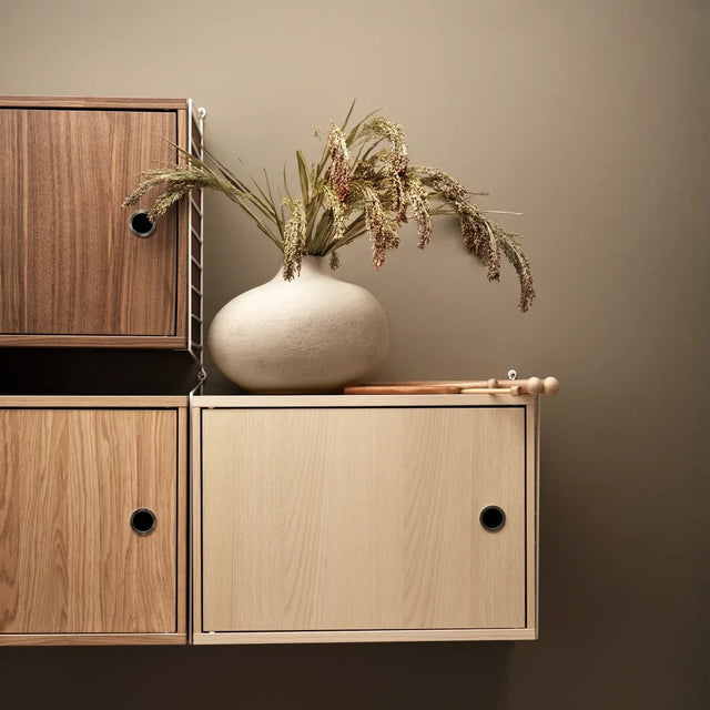 String Regal mit Schrank mit Schwenktür in Esche – String Furniture Regalsystem