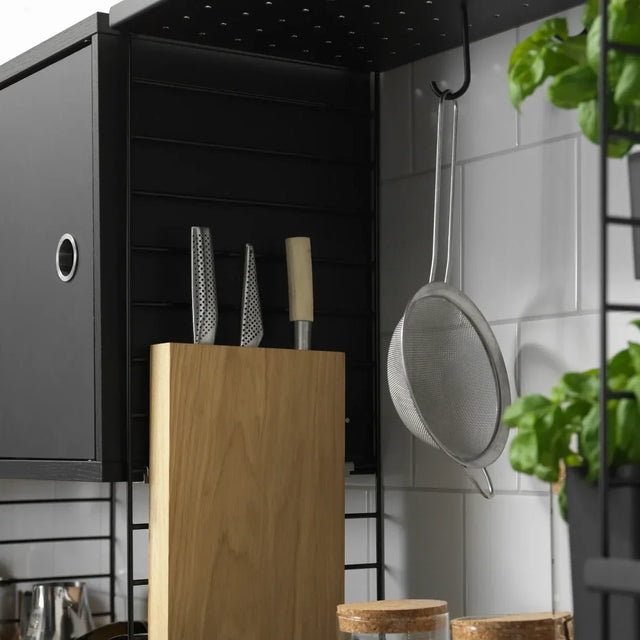 String Regal mit Schrank mit Schwenktür in Esche Schwarz – String Furniture Regalsystem