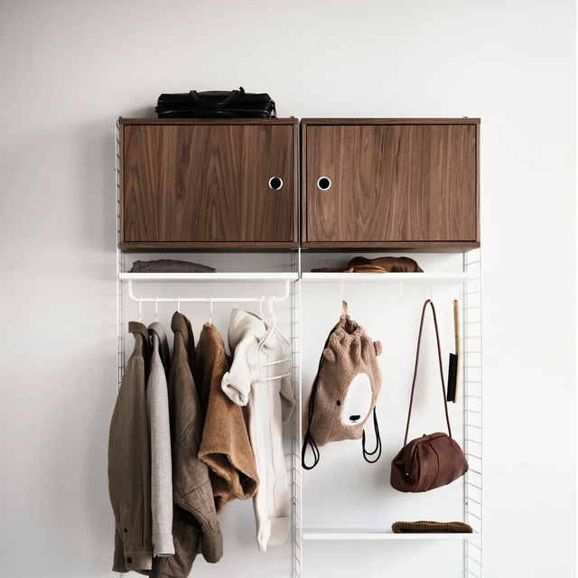 String Regal mit Schrank mit Schwenktür in Walnuss – String Furniture Regalsystem