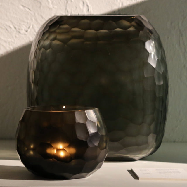 Teelicht Somba Indigo/Smokegrey mit Guaxs Vase dekoriert