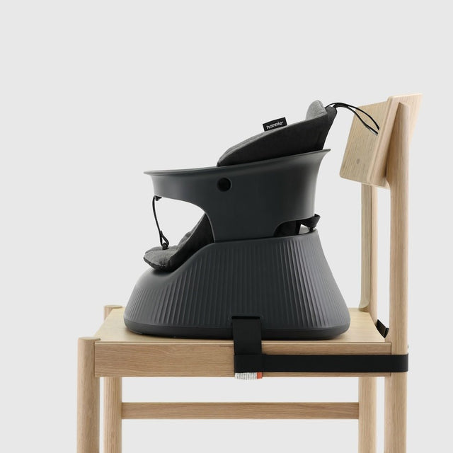 Tragbarer Kinder Hochstuhl Charcoal Black - Hannie - DesignWe.Love