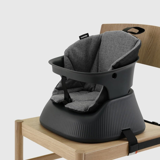 Tragbarer Kinder Hochstuhl Charcoal Black - Hannie - DesignWe.Love