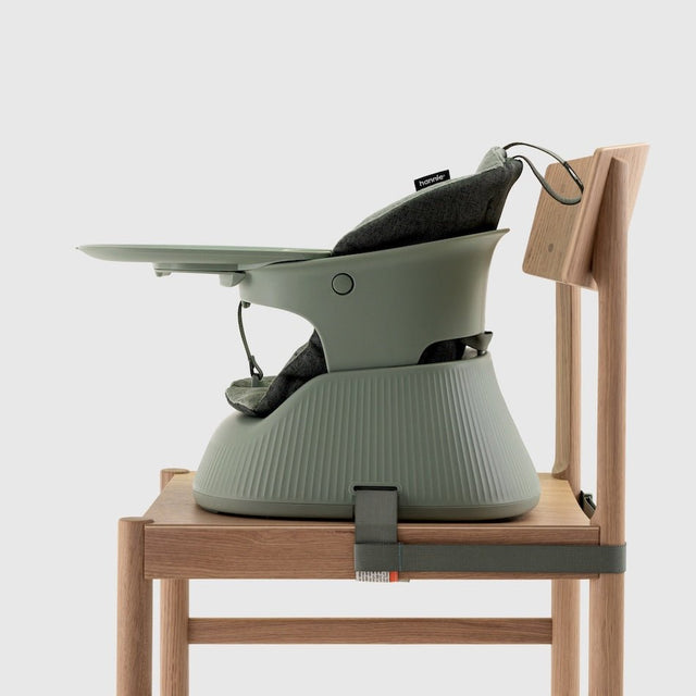 Tragbarer Kinder Hochstuhl Sage Green - Hannie - DesignWe.Love