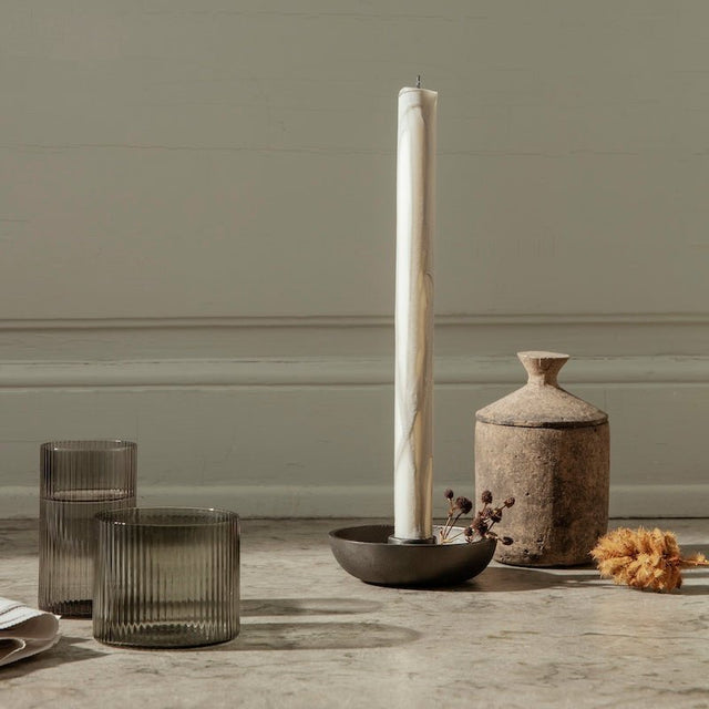 Trinkglas Ripple Low in grau auf dem Tisch - ferm LIVING - DesignWe.Love
