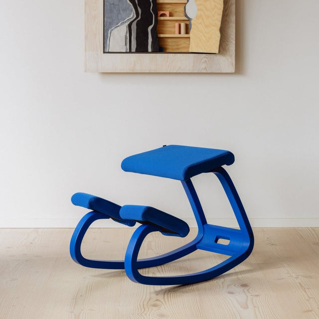 Variable Kniestuhl Monochrome Marine - Varier Furniture - DesignWe.Love