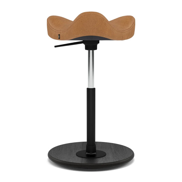 Varier Move Compact Sattelhocker, Holzbasis Schwarz, Bezug DUNES Cognac 21000, Packshot