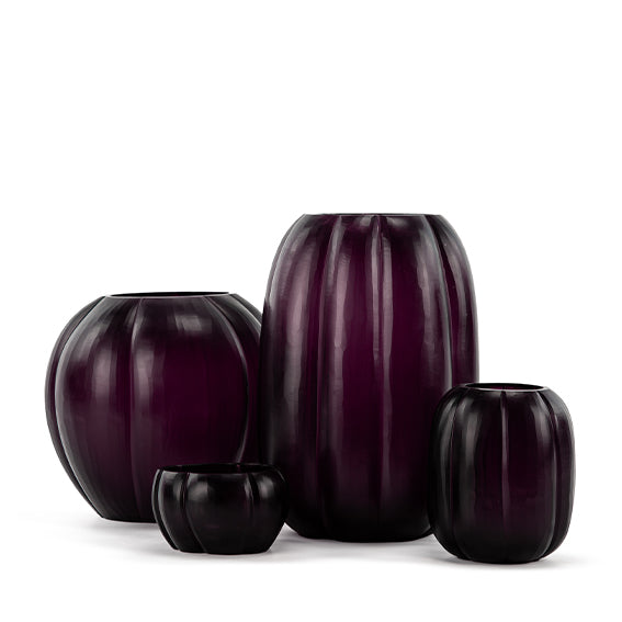 Vase Lalibela Amethyst in S, M, L und Teelicht im Größenvergleich – Guaxs mundgeblasenes Glas