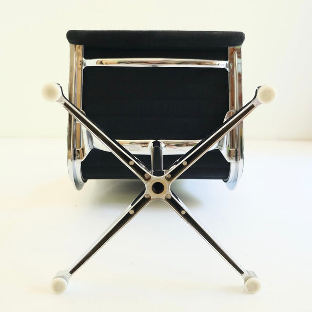 Vintage Eames Aluminium Chair EA 101 Buerostuhl - Herman Miller - DesignWe.Love