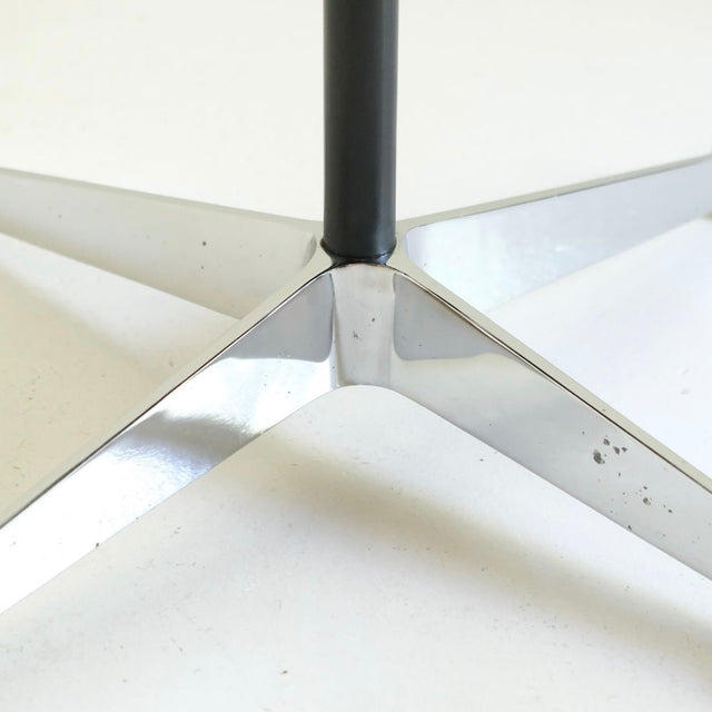 Vintage Eames Aluminium Chair EA 101 Buerostuhl - Herman Miller - DesignWe.Love