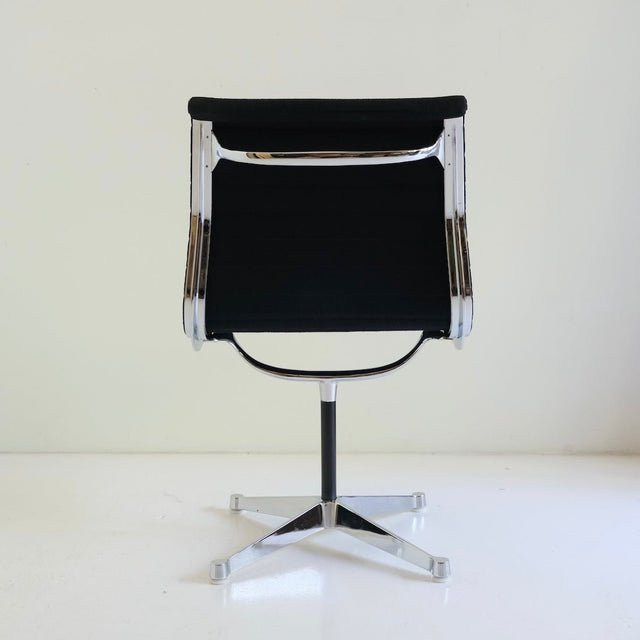 Vintage Eames Aluminium Chair EA 101 Buerostuhl - Herman Miller - DesignWe.Love
