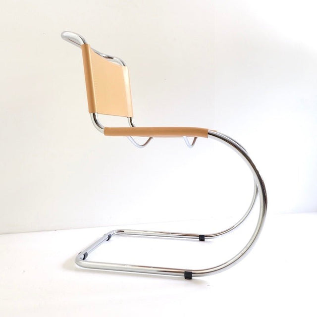 Vintage Freischwinger beige Bauhaus Stil - Mies van der Rohe - DesignWe.Love