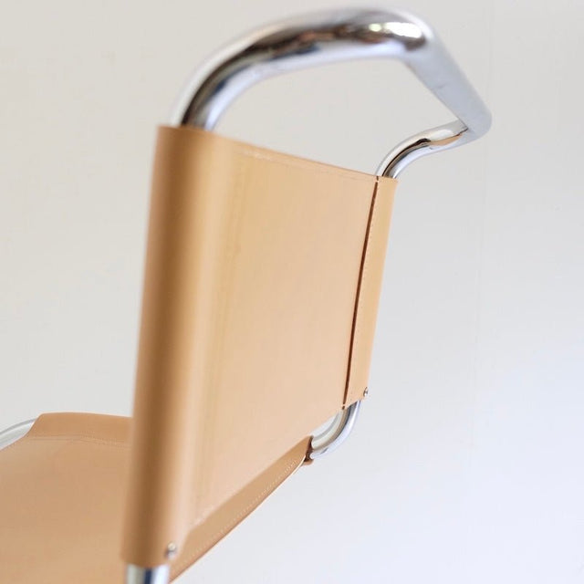 Vintage Freischwinger beige Bauhaus Stil - Mies van der Rohe - DesignWe.Love