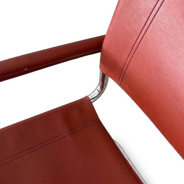 Detail Doppelnaht am Cognac Sattelleder von Sitz und Rückenlehne des Vintage Freischwingers