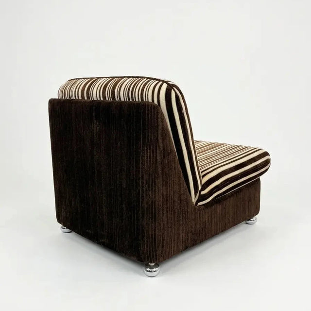 Vintage Easy Chair 70er Jahre — Velourskord, verchromte Kugelfüße