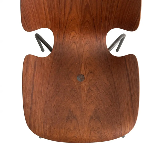 Sitzschale des Vintage Teak Stapelstuhls von oben mit Schraubabdeckung