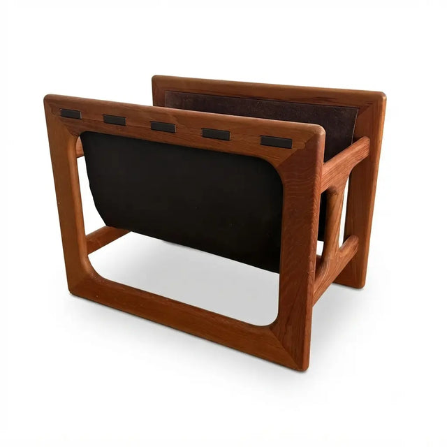 Vintage Zeitungsständer aus Teak mit zwei Lederfächern, Aksel Kjersgaard zugeschrieben, Schrägansicht