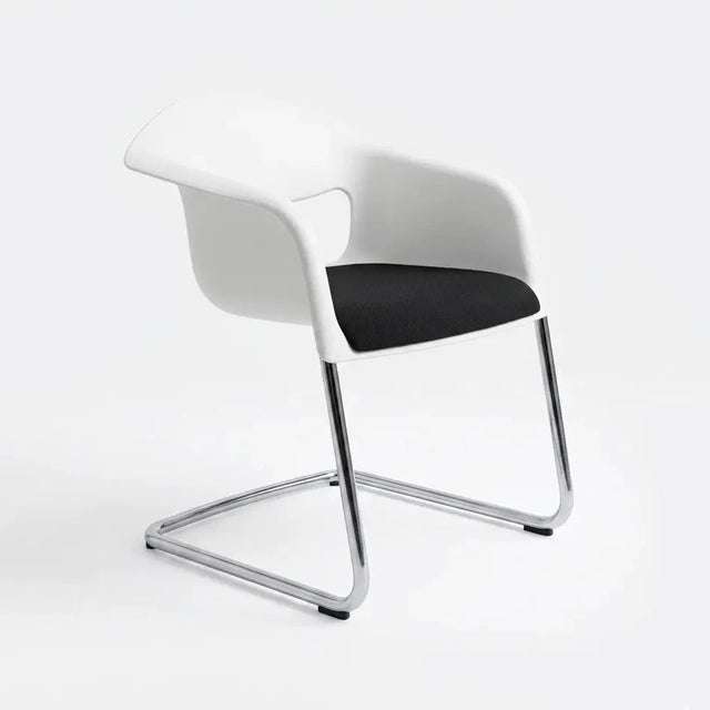 Vitra Shell Stuhl von Alberto Meda mit weißer Kunststoffschale und Chromgestell, Schrägansicht