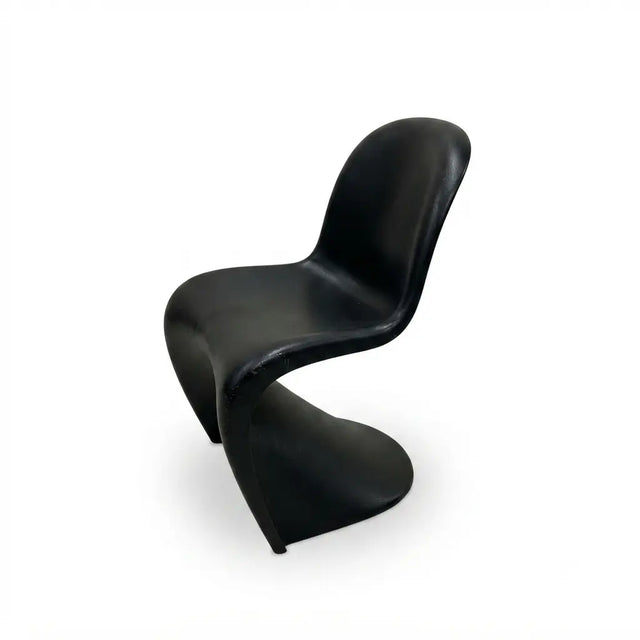 Vitra Panton Chair Junior in Schwarz, Schrägansicht des Freischwingers aus einem Guss