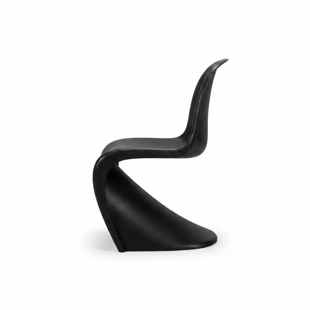 Vitra Panton Chair Junior Kinderstuhl in Schwarz, Seitenansicht mit S-förmigem Schwung