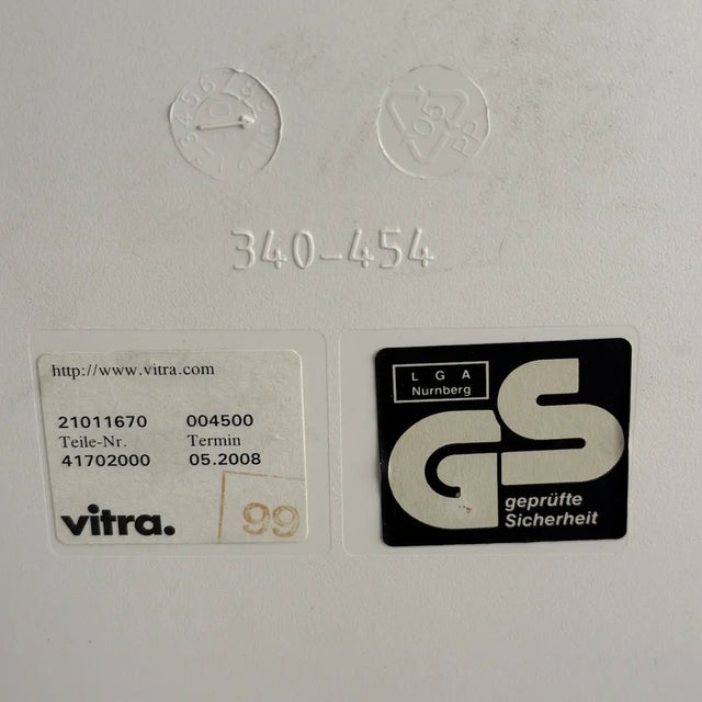 Vitra Shell Stuhls mit Vitra Logo und GS-Prüfzeichen