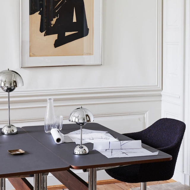 VP3 Flowerpot Tischleuchte Chrom - &Tradition - DesignWe.Love