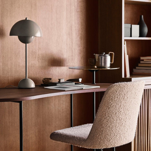Flowerpot VP3 Tischleuchte in Grey Beige von &Tradition im Wohnambiente