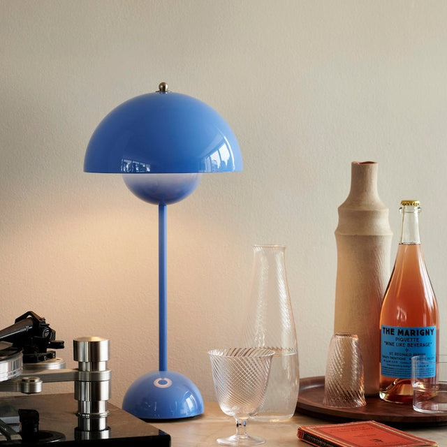 VP3 Flowerpot Tischleuchte Swim - Blue - &Tradition - DesignWe.Love