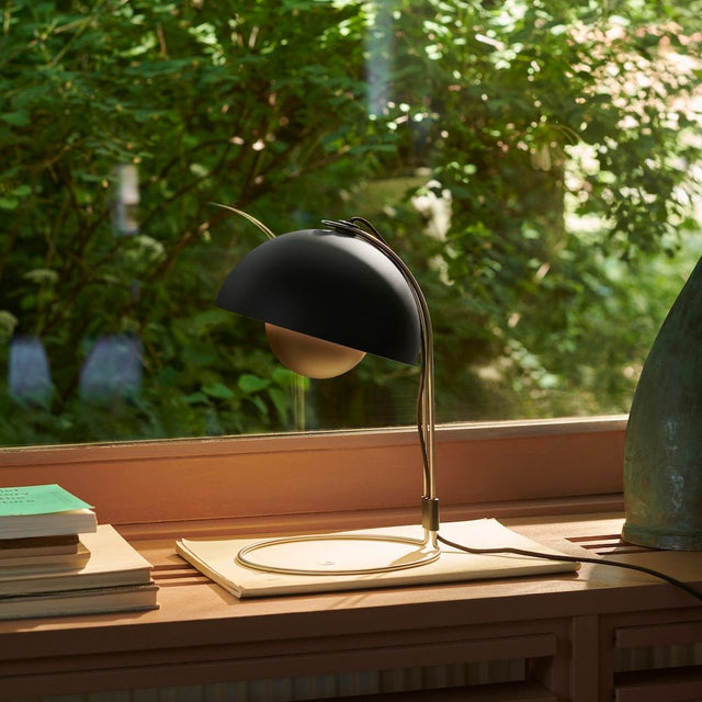 VP4 Flowerpot Tischleuchte Schwarz - &Tradition - DesignWe.Love