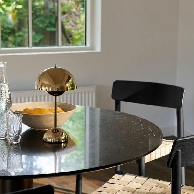 VP9 Flowerpot Akkuleuchte Messing - &Tradition - DesignWe.Love