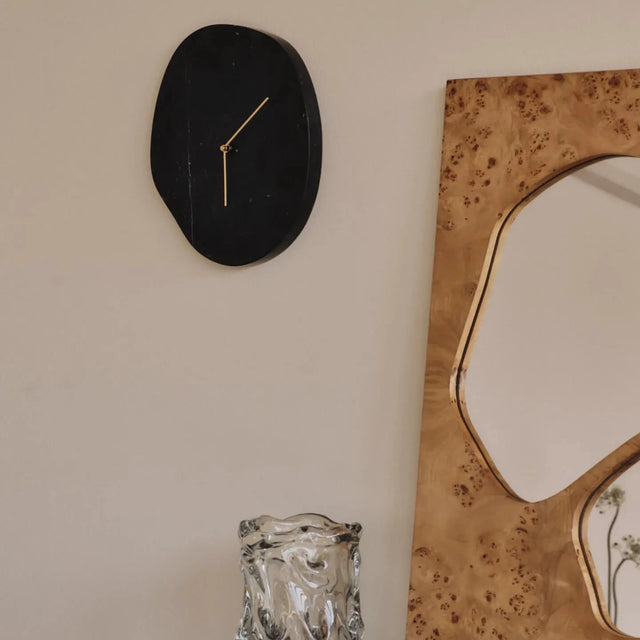 Wanduhr Melt Schwarzer Marmor - ferm LIVING