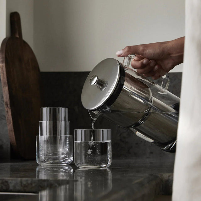 Wasserfilter Edelstahl Purifier der gefiltertes Wasser in ein Glas gießt - Aarke