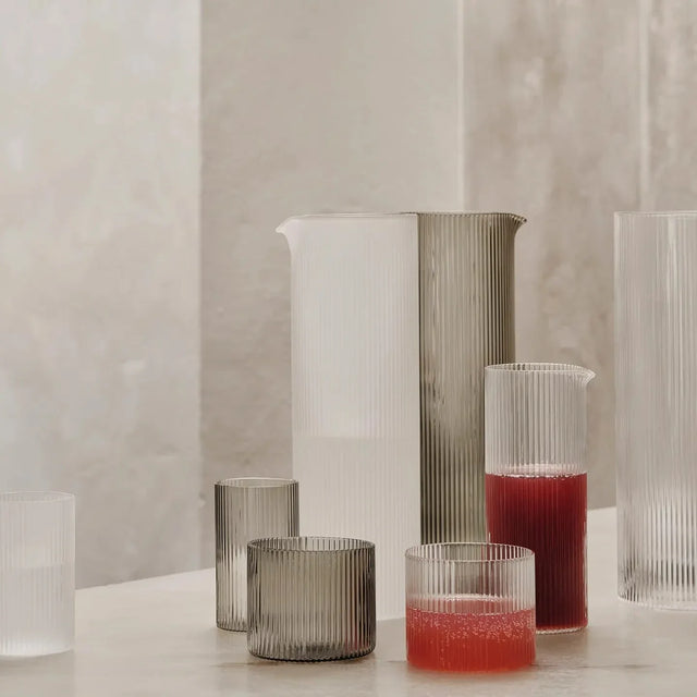 Wasserkrug Glas Ripple grau und klar auf dem Tisch mit anderen Ripple Trinkgläsern