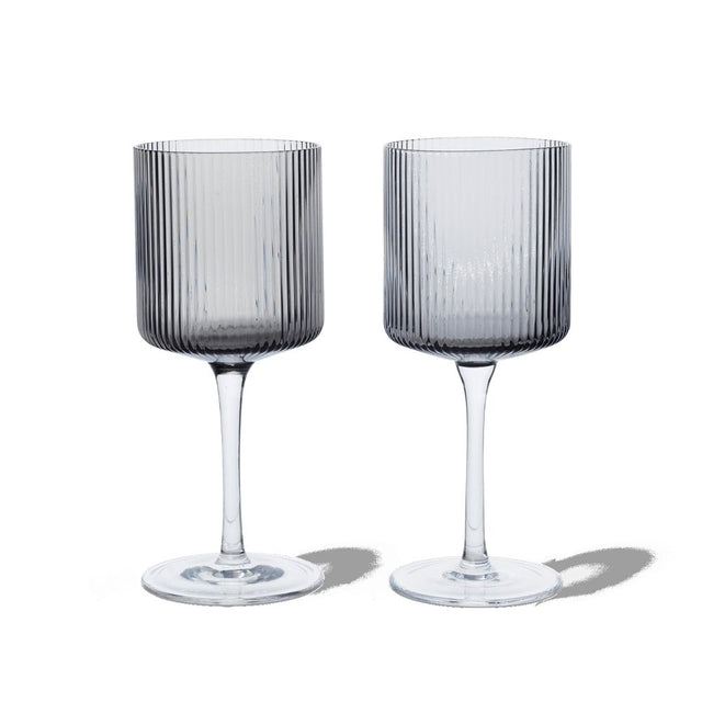 Ripple Weißweingläser grau aus Rauchglas – moderne Weingläser von ferm LIVING