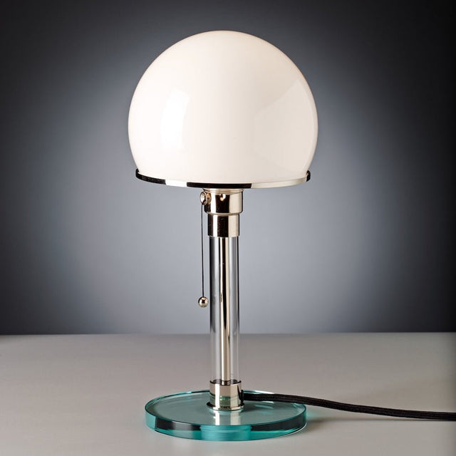 Tecnolumen Wagenfeld Tischleuchte WG 24 – Bauhaus Original 1924, Glasfuß und Glasrohr, vernickelter Schaft, Opalglas-Schirm auf einem Sideboard