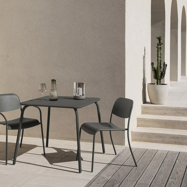 YUA Outdoormöbel Set Tisch und Stühle Granite Gray - Blomus - DesignWe.Love