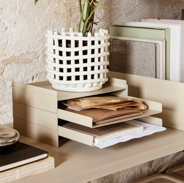 Dekotipp Dokumentenablage 2x2 Kaschmir – ferm LIVING, stapelbarer Schreibtischorganizer aus pulverbeschichtetem Metall