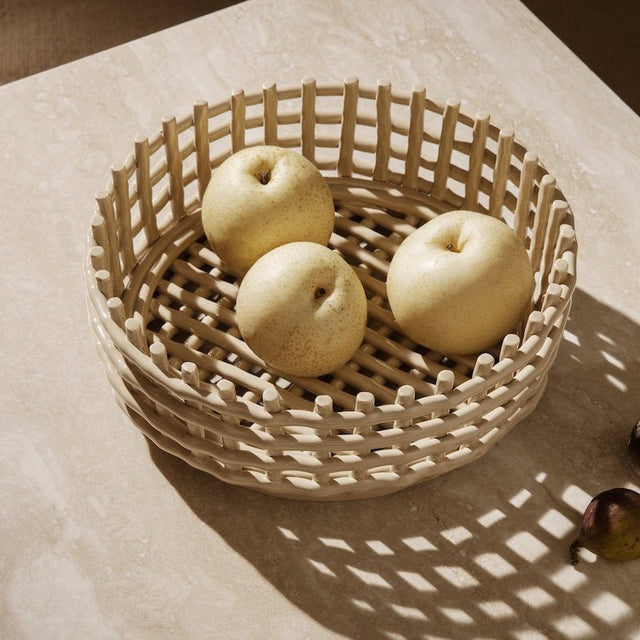 Obstkorb Ceramic Centerpiece Cashmere gefüllt mit Äpfeln - ferm LIVING - DesignWe.Love