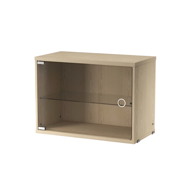 String Vitrine 58×30cm mit Glas-Schwenktür Esche – Hängevitrine für das String Regal