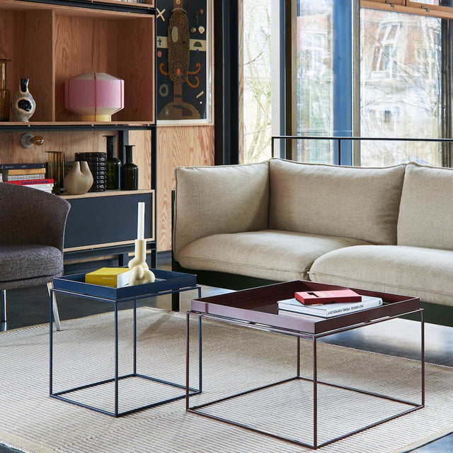 Beistelltisch Tray Table vor der Couch - HAY - DesignWe.Love