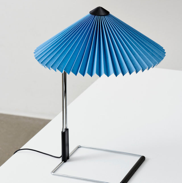 Tischleuchte Matin Chrom Blau Ø 30cm - HAY