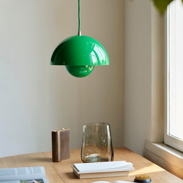 VP10 Flowerpot Pendelleuchte Signal Green - &Tradition Mood