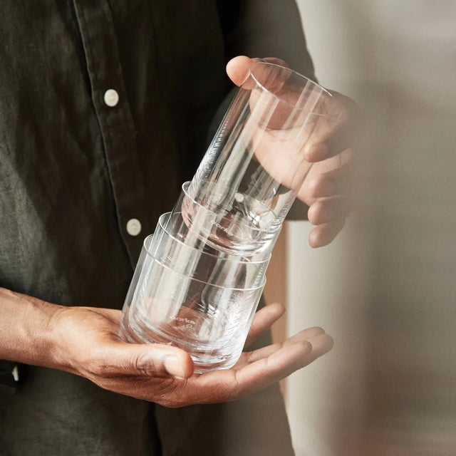 Zwei Hände schieben ein Aarke Nesting Glass in das nächstgrößere Glas