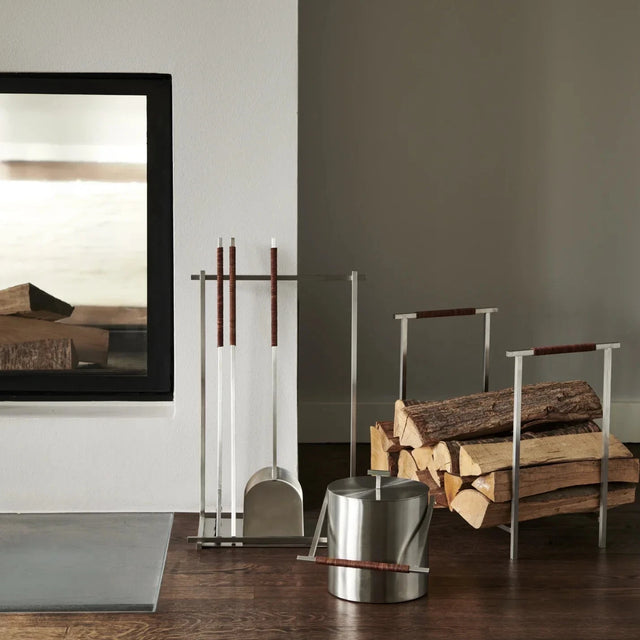 Blomus Aska Serie am Kamin – Ascheeimer, Kaminbesteck und Feuerholzregal aus Edelstahl mit Leder-Details