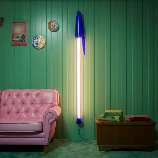 Seletti BIC Lamp Blau – BIC Lampe als LED Wandleuchte im Wohnzimmer