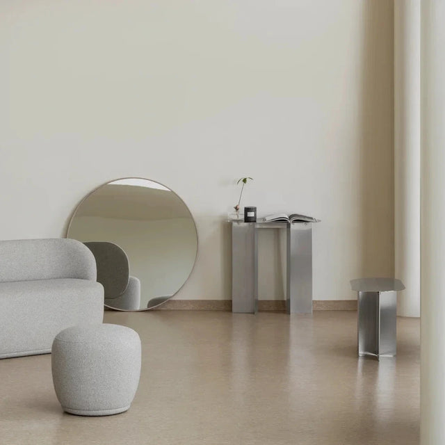 blomus ORU Sitzbank kombiniert mit rundem ORU Beistelltisch im Wohnzimmer