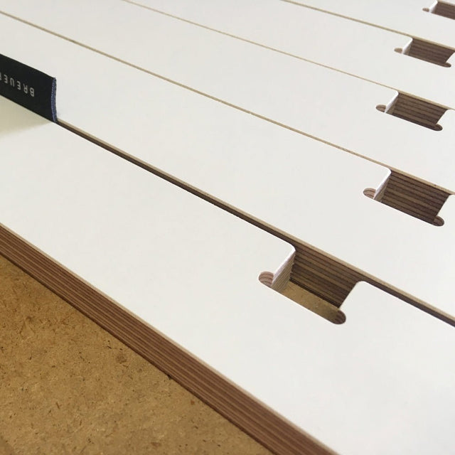 Bücherregal Schlagseite, 118cm Breite, Purewhite - Breuer & Bono - DesignWe.Love