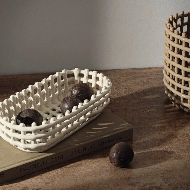 Ceramic Basket Oval Weiss dekoriert - ferm LIVING - DesignWe.Love